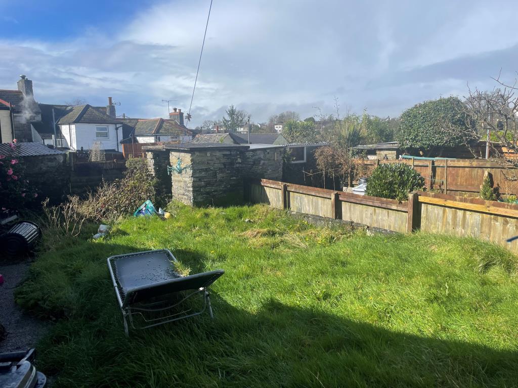 Lot: 131 - FREEHOLD COTTAGE FOR IMPROVEMENT - Rear garden